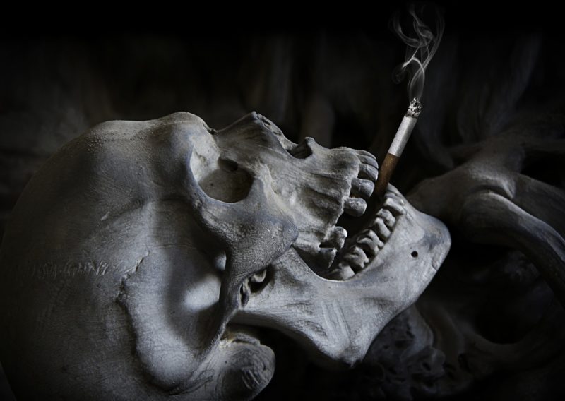 タバコを吸っている骸骨