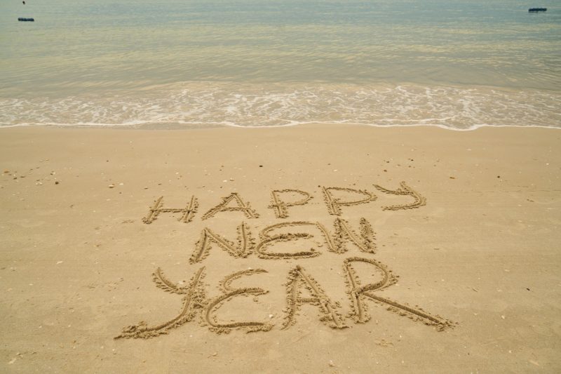 砂浜で新年を祝う