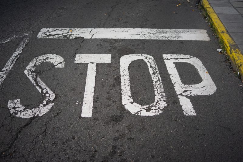 STOPと道路に書かれています。