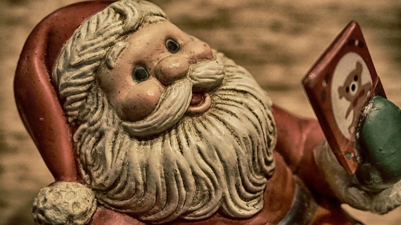 サンタの少し怖い人形