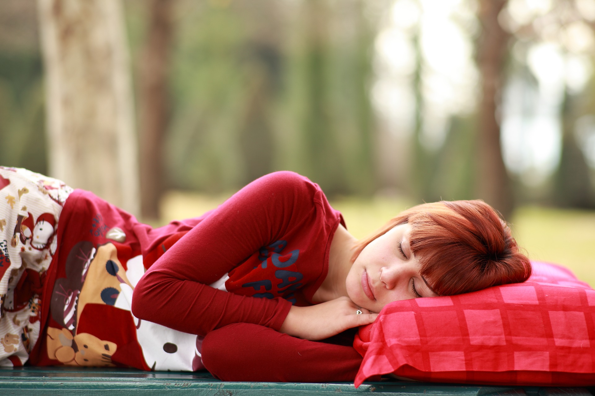 公園で寝てしまっている女性