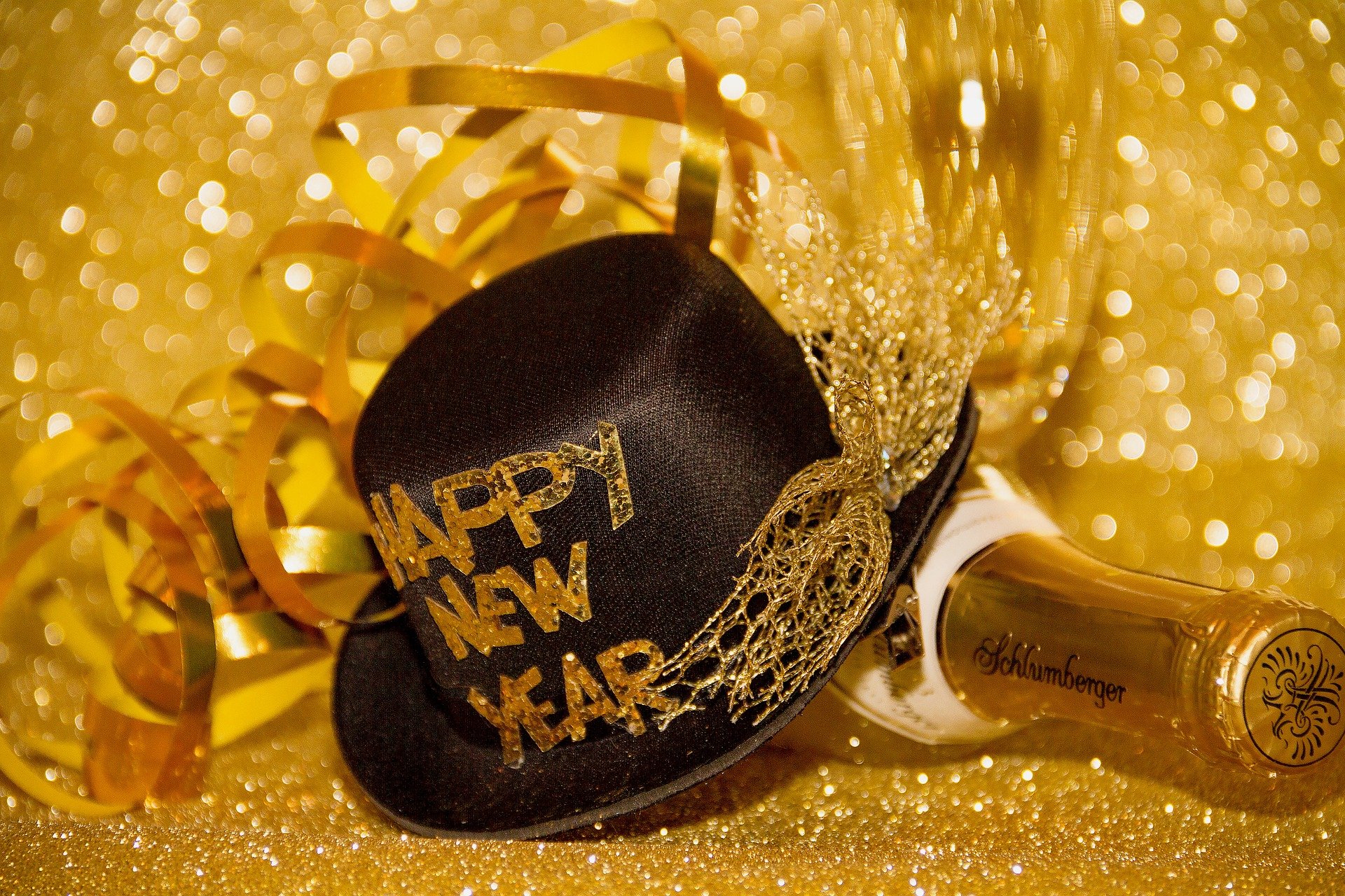 新年を祝う帽子とシャンパン