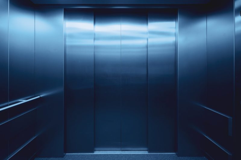 エレベーターの内側