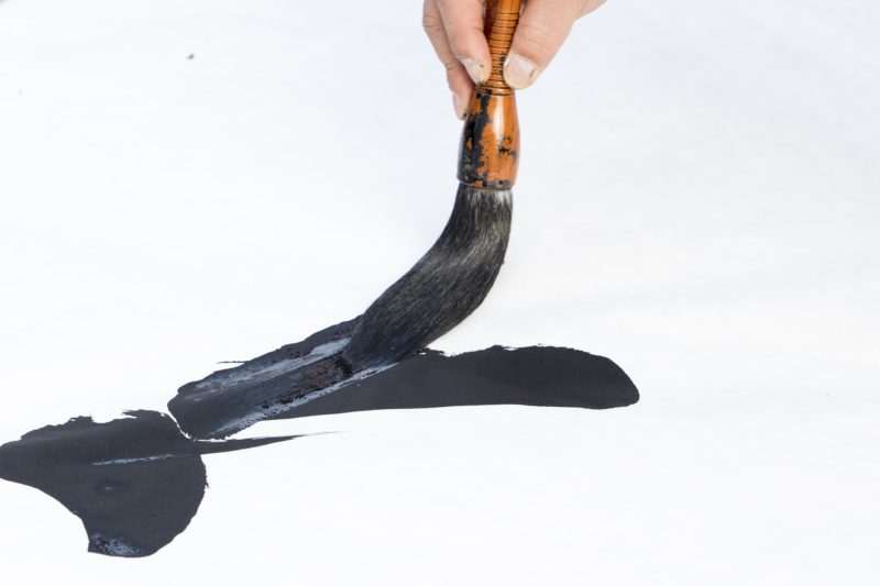 筆を走らせている