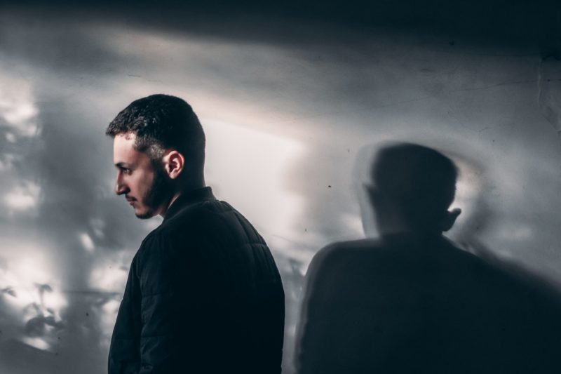 男の影にもう1人