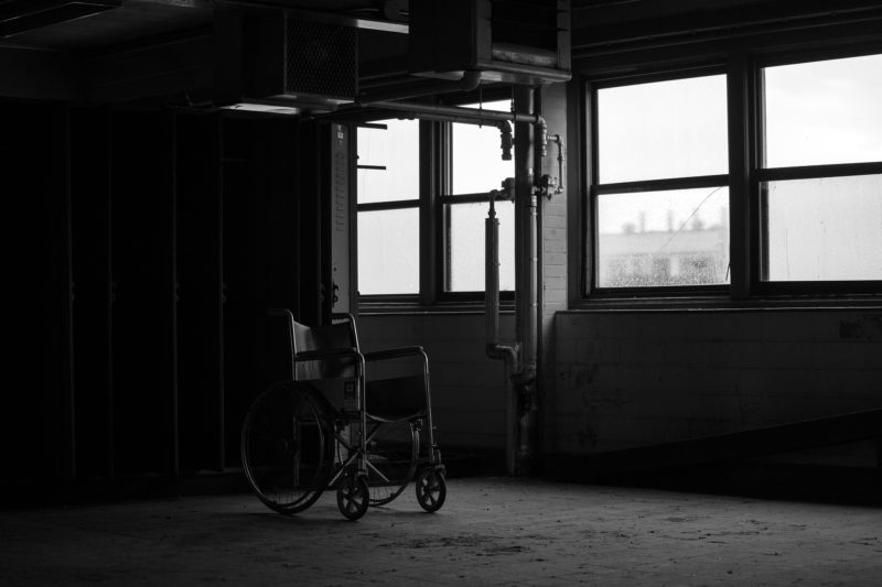 廃墟の車椅子