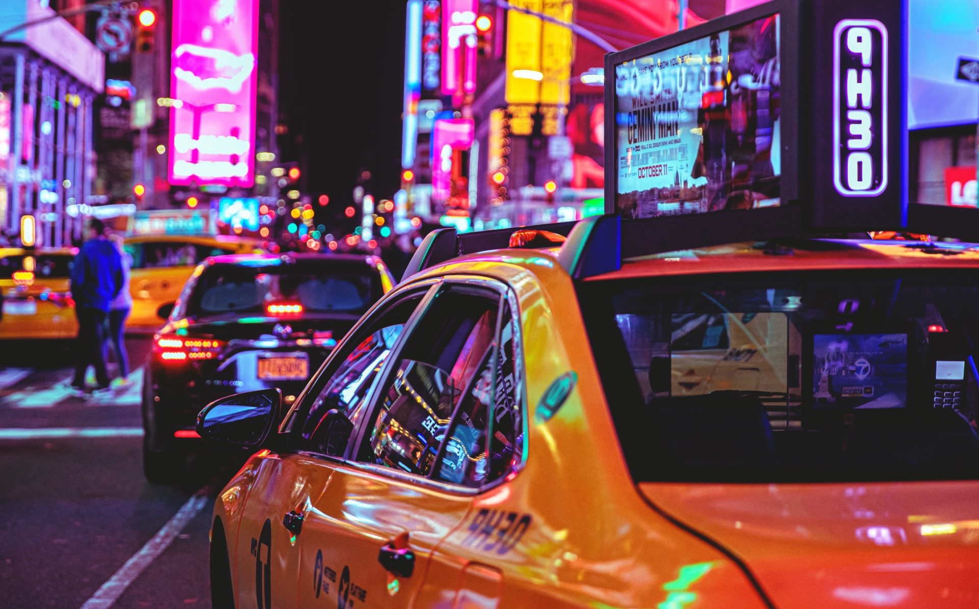 ネオン街のタクシー