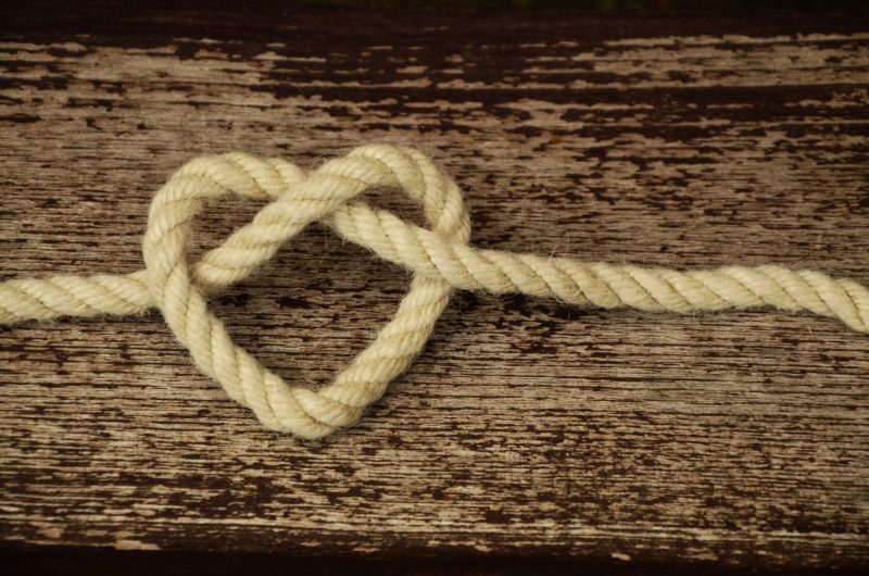 ハート型に結んだロープ
